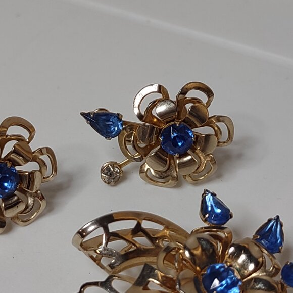 Vintage Blue Rhinestone Flower Brooch And Screw Back Earring Set - Picture 6 of 15